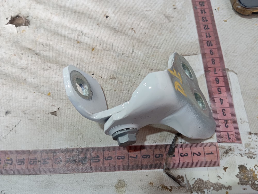 Dobradiça Porta Dianteira Esquerda Fiat Mobi 2016 2024 V654 8