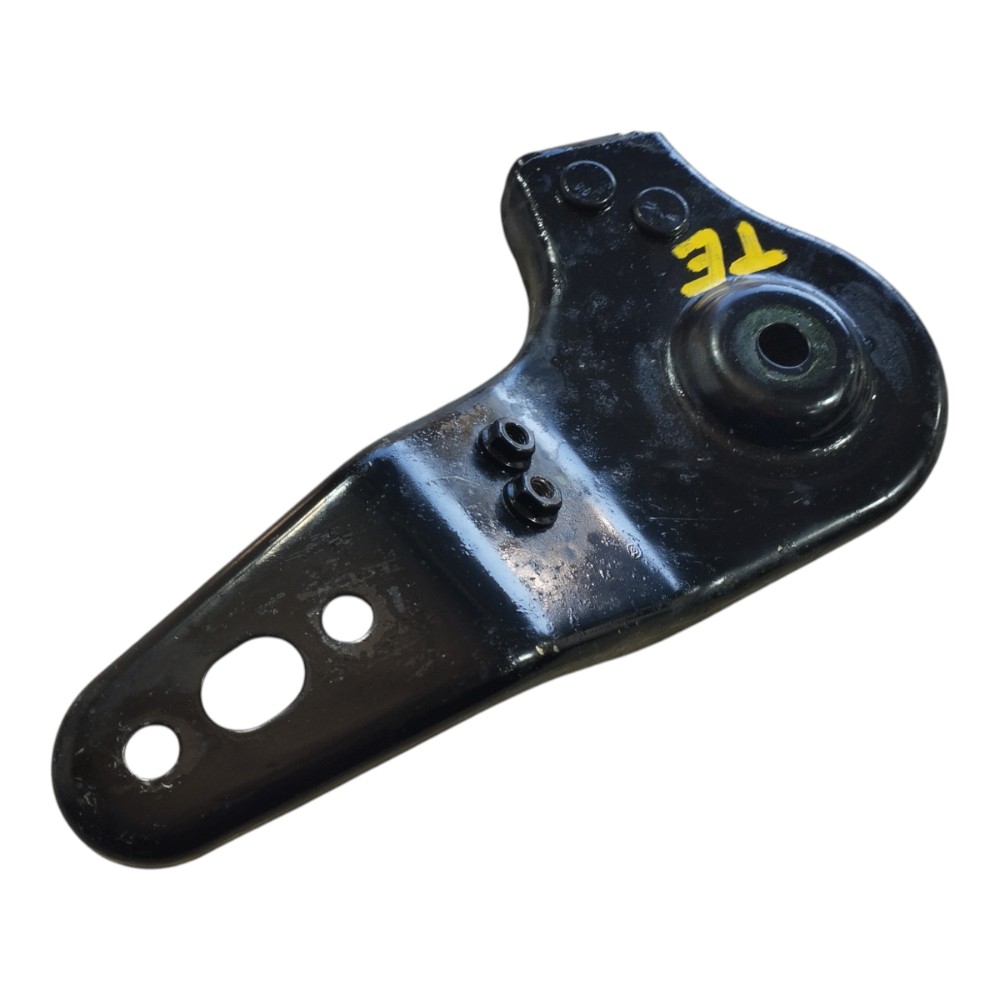Suporte quadro suspensão traseiro esq Rover Defender 22 V645 4