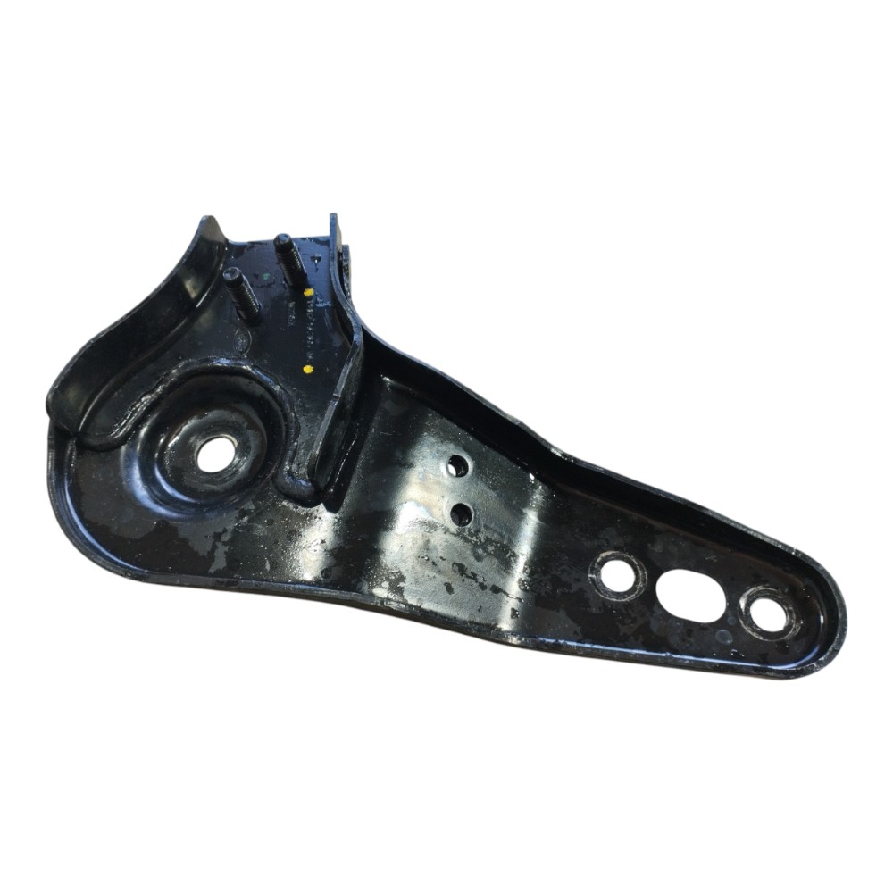 Suporte quadro suspensão traseiro esq Rover Defender 22 V645 6