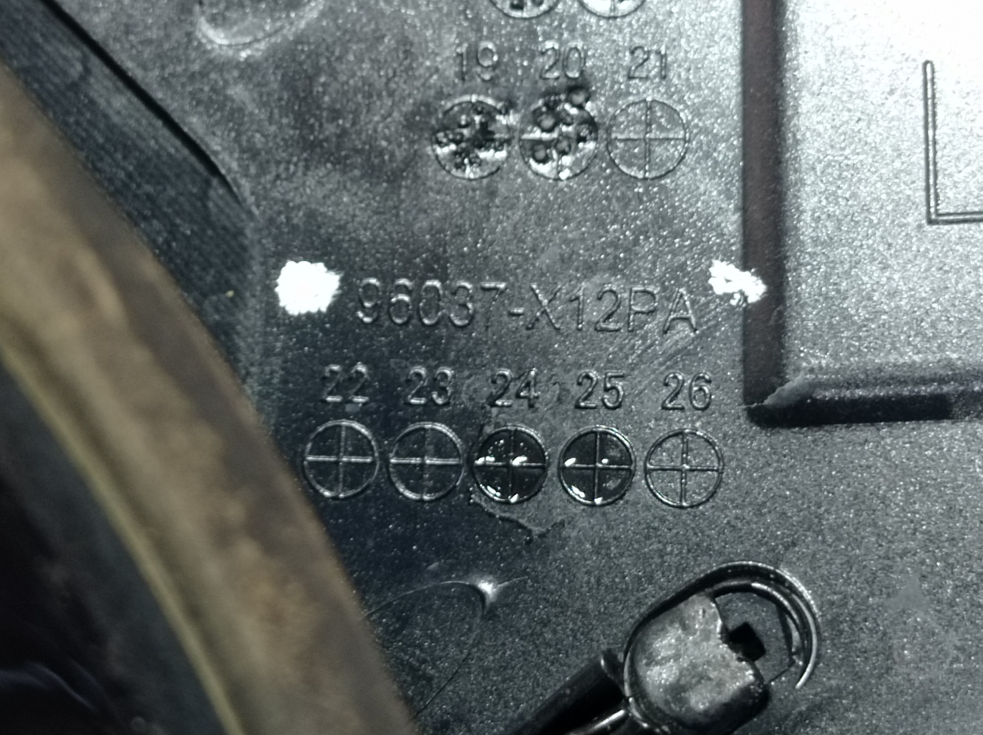 Moldura Tampa Traseira Esquerda  Nissan Leaf 2022 V589 8