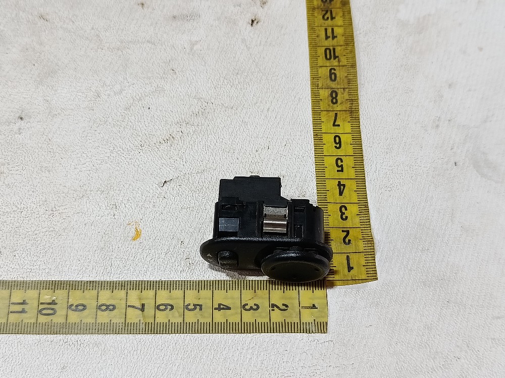 Botão regulagem retrovisor GM Montana 2015 7