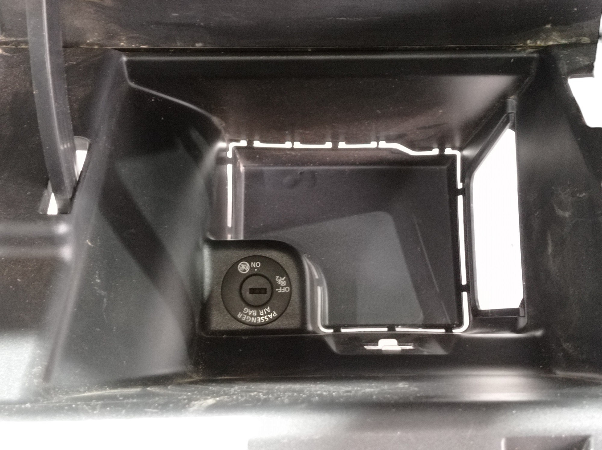 Porta Luvas Nissan Leaf 2022 V589 6