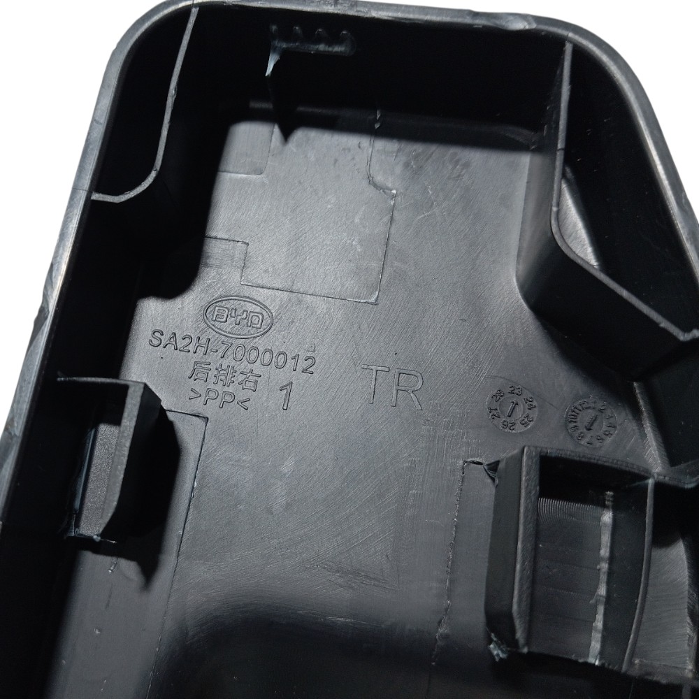 Acabamento traseiro esquerdo banco Byd Song Pro 2025 V669 8