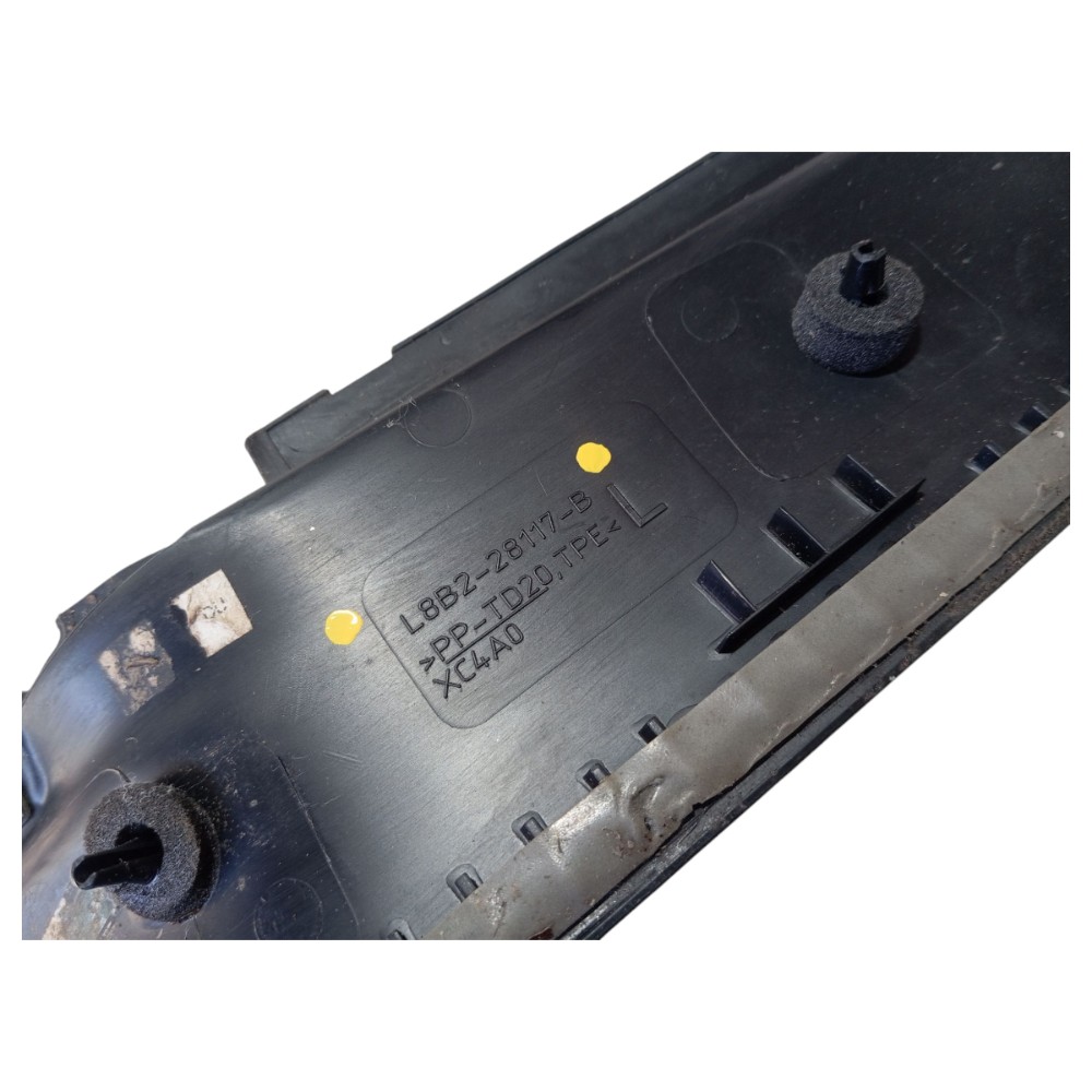 Moldura Externa Coluna Esquerda Land Rover Defender 22 V645 7