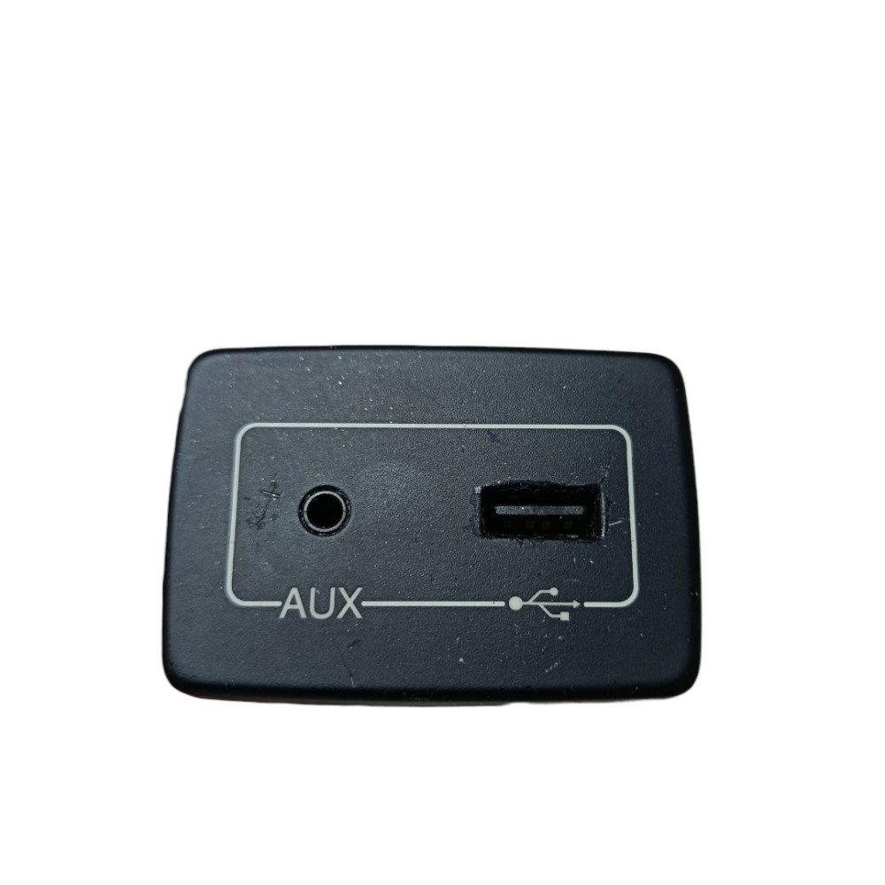 Entrada USB auxiliar Fiat Mobi 2018 5