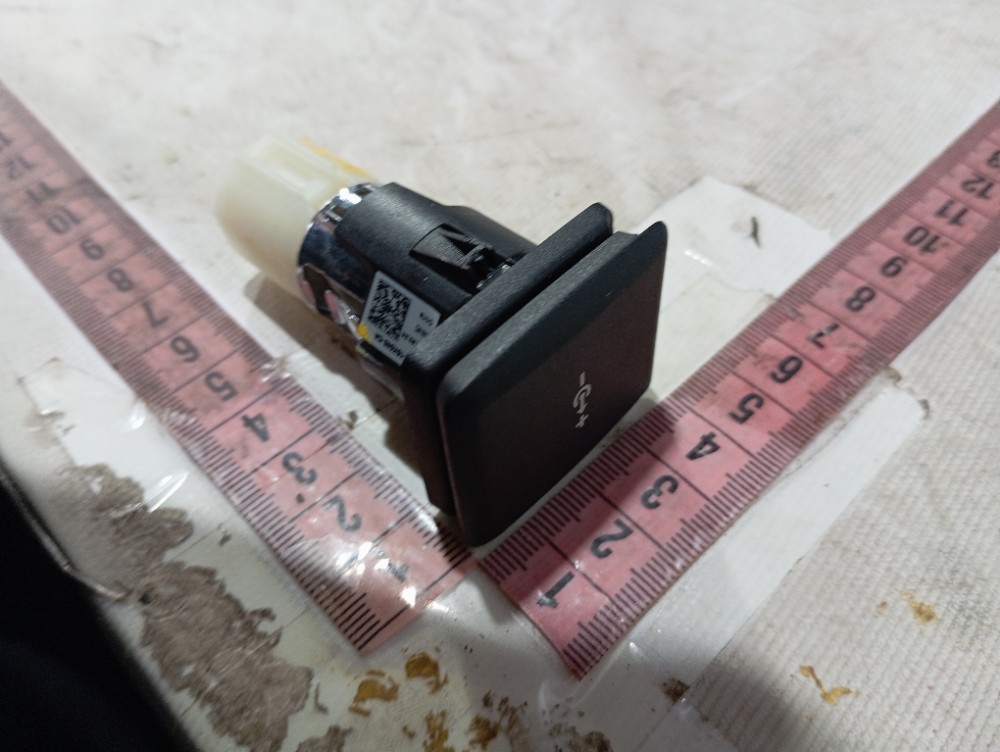 Tomada 12v Esquerda Porta Malas Defender 2021 2022 V645 8