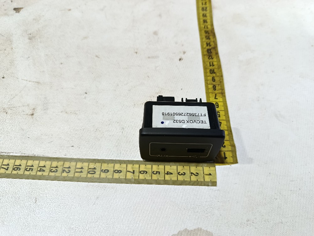 Entrada USB auxiliar Fiat Mobi 2018 8