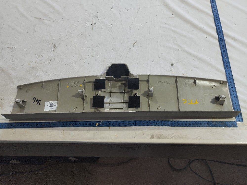 Acabamento Tampa Traseira Central Nissan Leaf 2023 V632 7