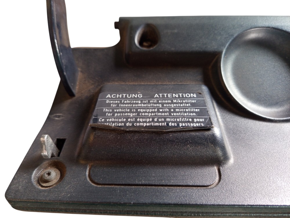 Tampa porta luvas bmw 318 com detalhes original usado 2