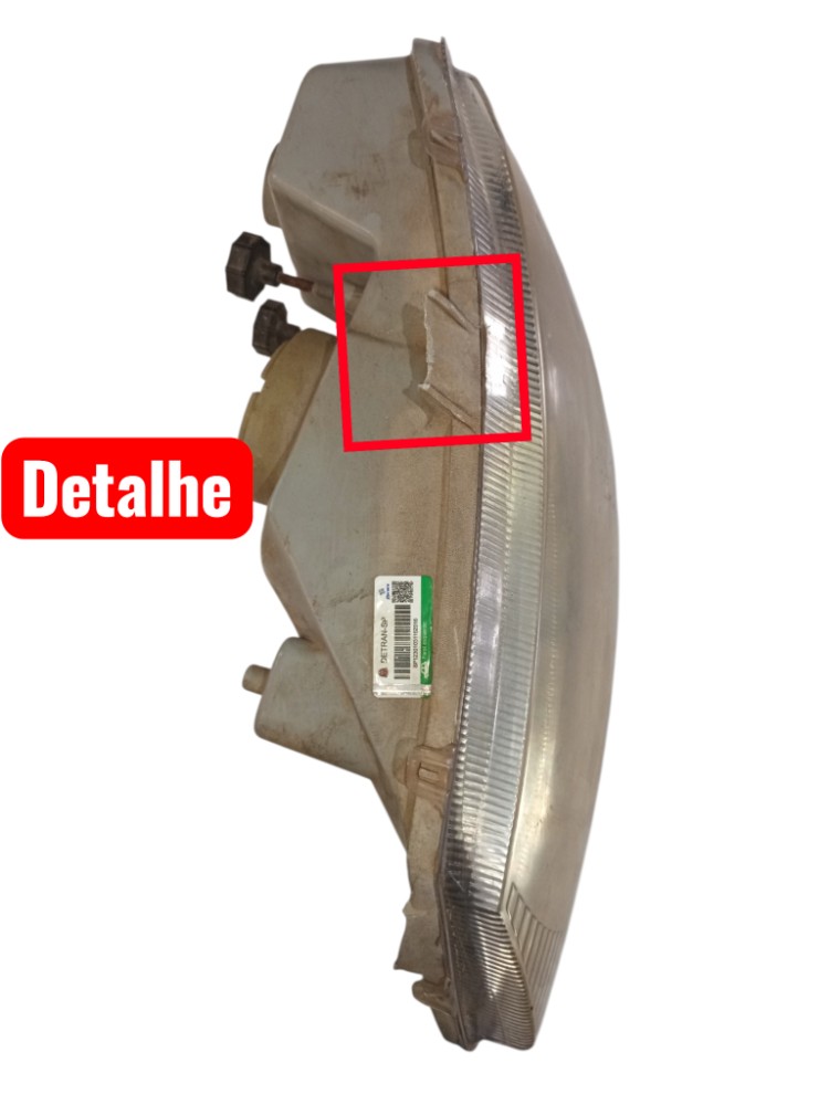 Farol esquerdo Celta 2003 com detalhe