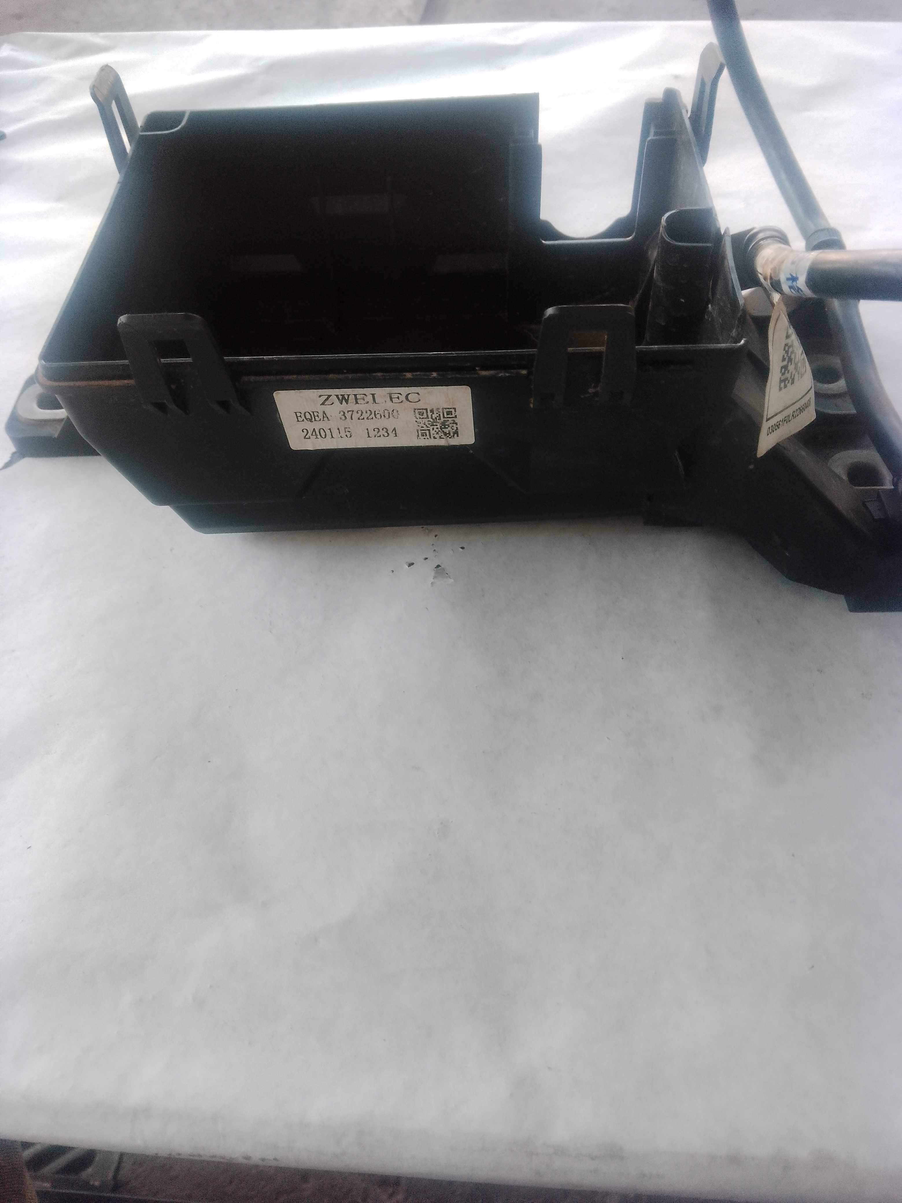 Tampa inferior caixa de fusível byd dolphin mini 2024 4