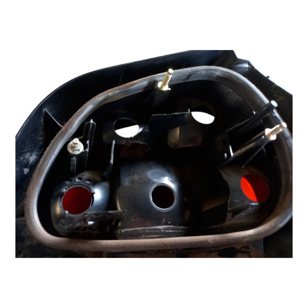 Lanterna traseira esquerda Renault Megane Hatch 96/99 4
