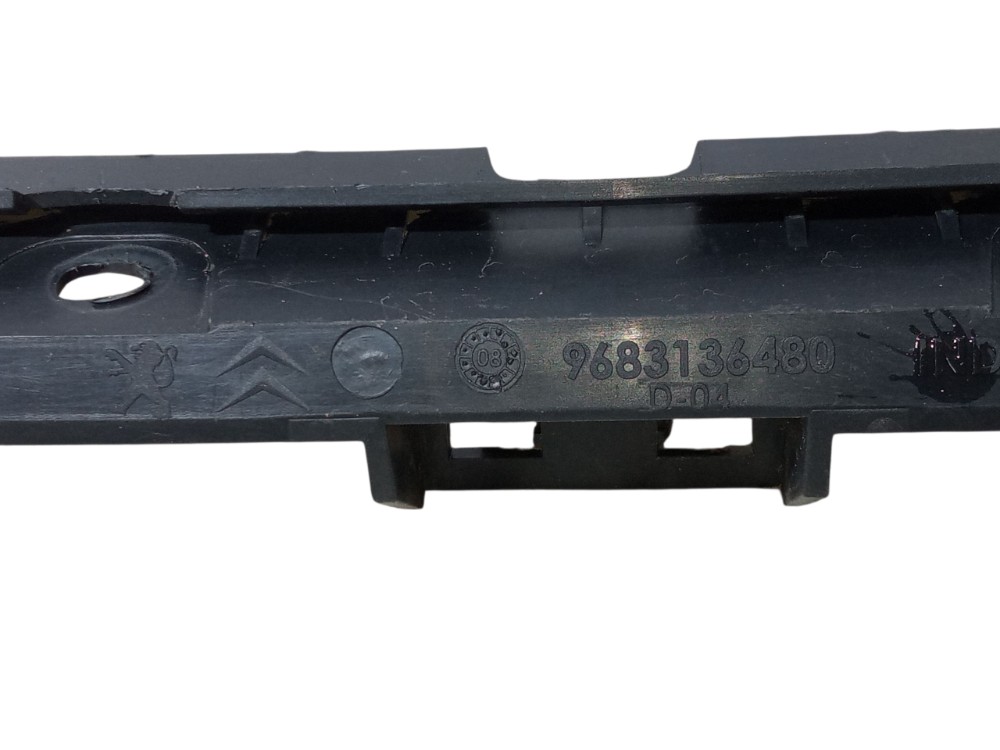 Suporte Guia Central Parachoque Traseiro Peugeot 207 2010 2