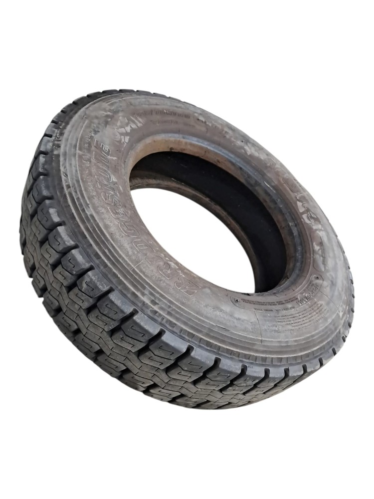 Pneu Bridgestone 235/75R17.5 Reformado 3
