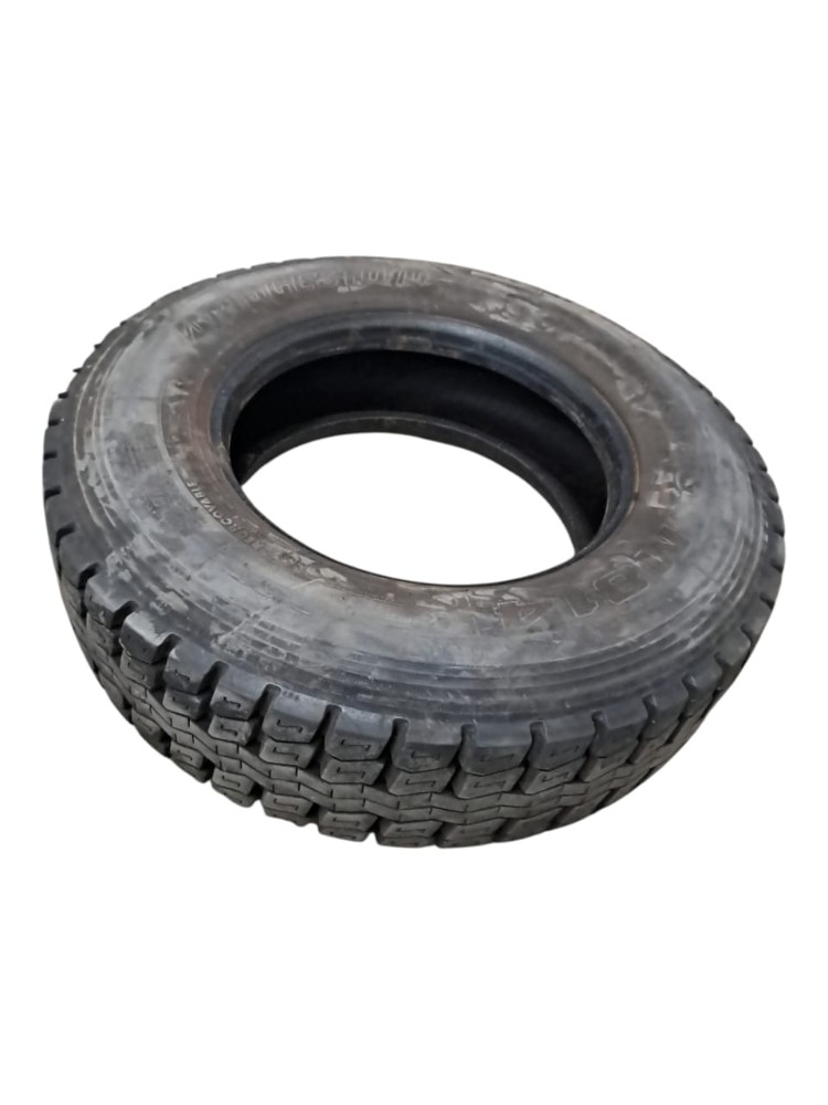 Pneu Bridgestone 235/75R17.5 Reformado 4