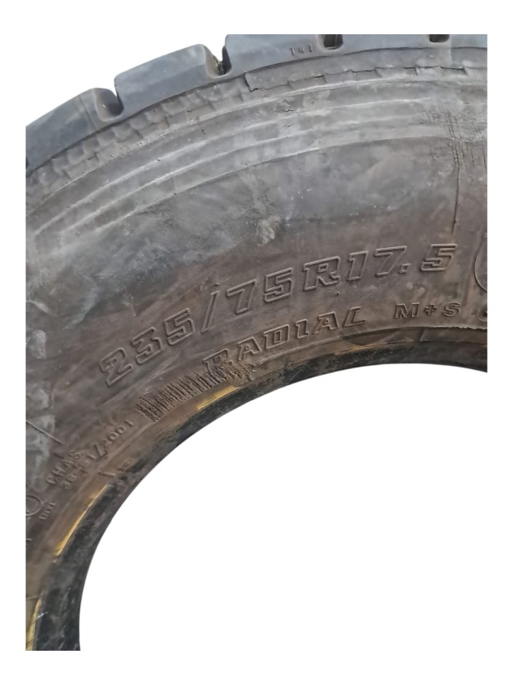 Pneu Bridgestone 235/75R17.5 Reformado 5