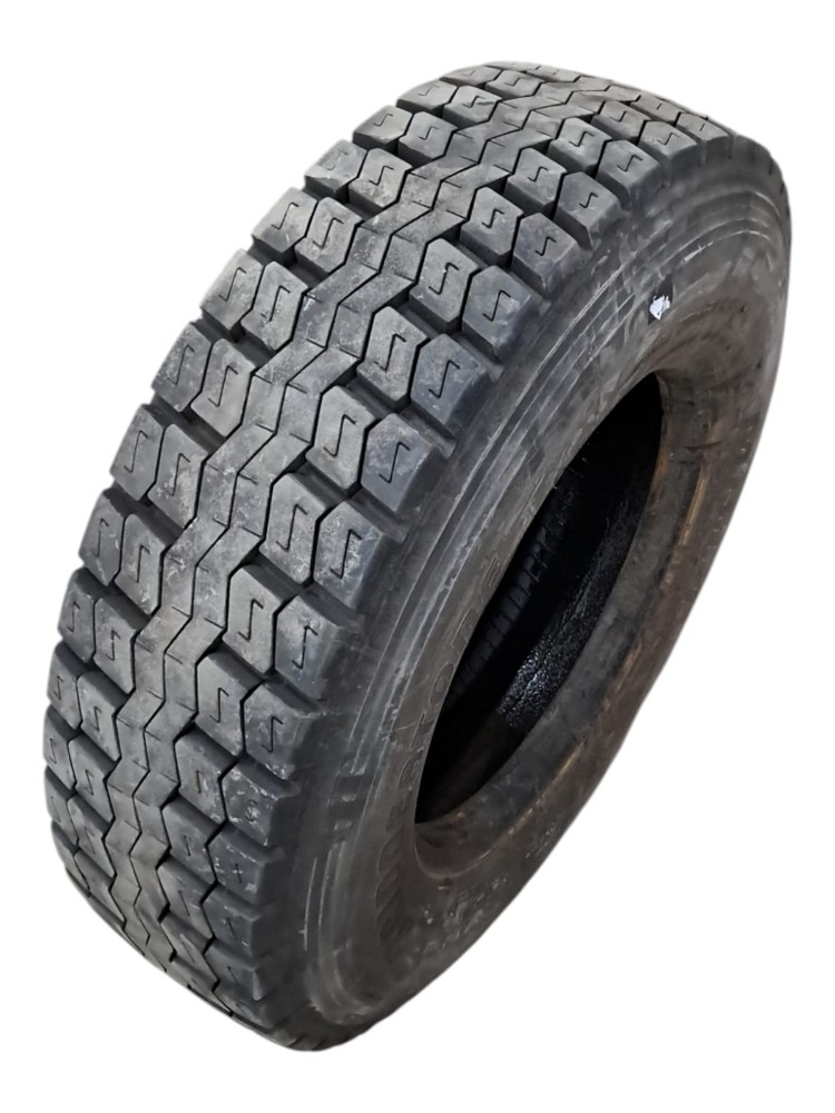 Pneu Bridgestone 235/75R17.5 Reformado