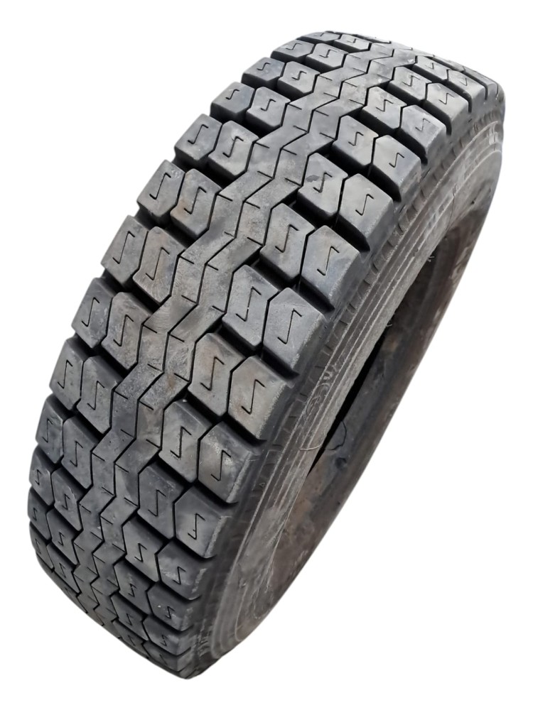 Pneu Bridgestone 235/75R17.5 Reformado 2