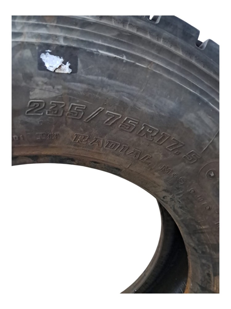 Pneu Bridgestone 235/75R17.5 Reformado 5