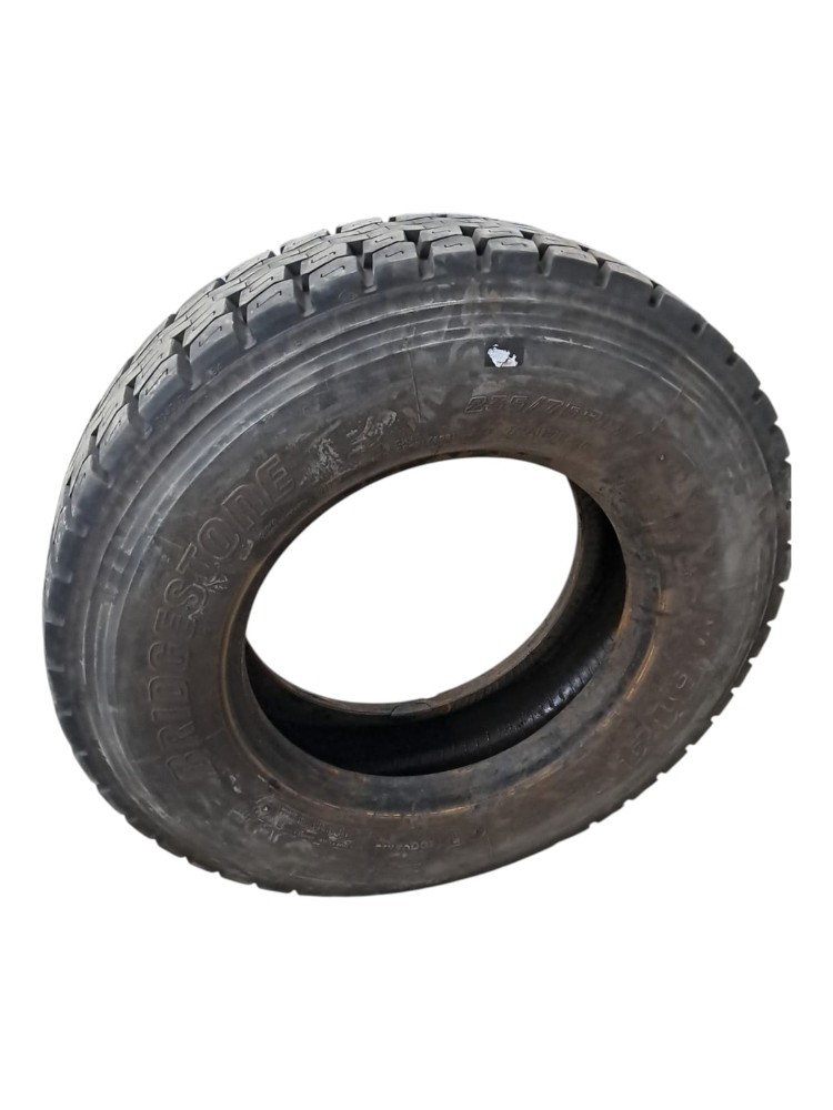 Pneu Bridgestone 235/75R17.5 Reformado 4