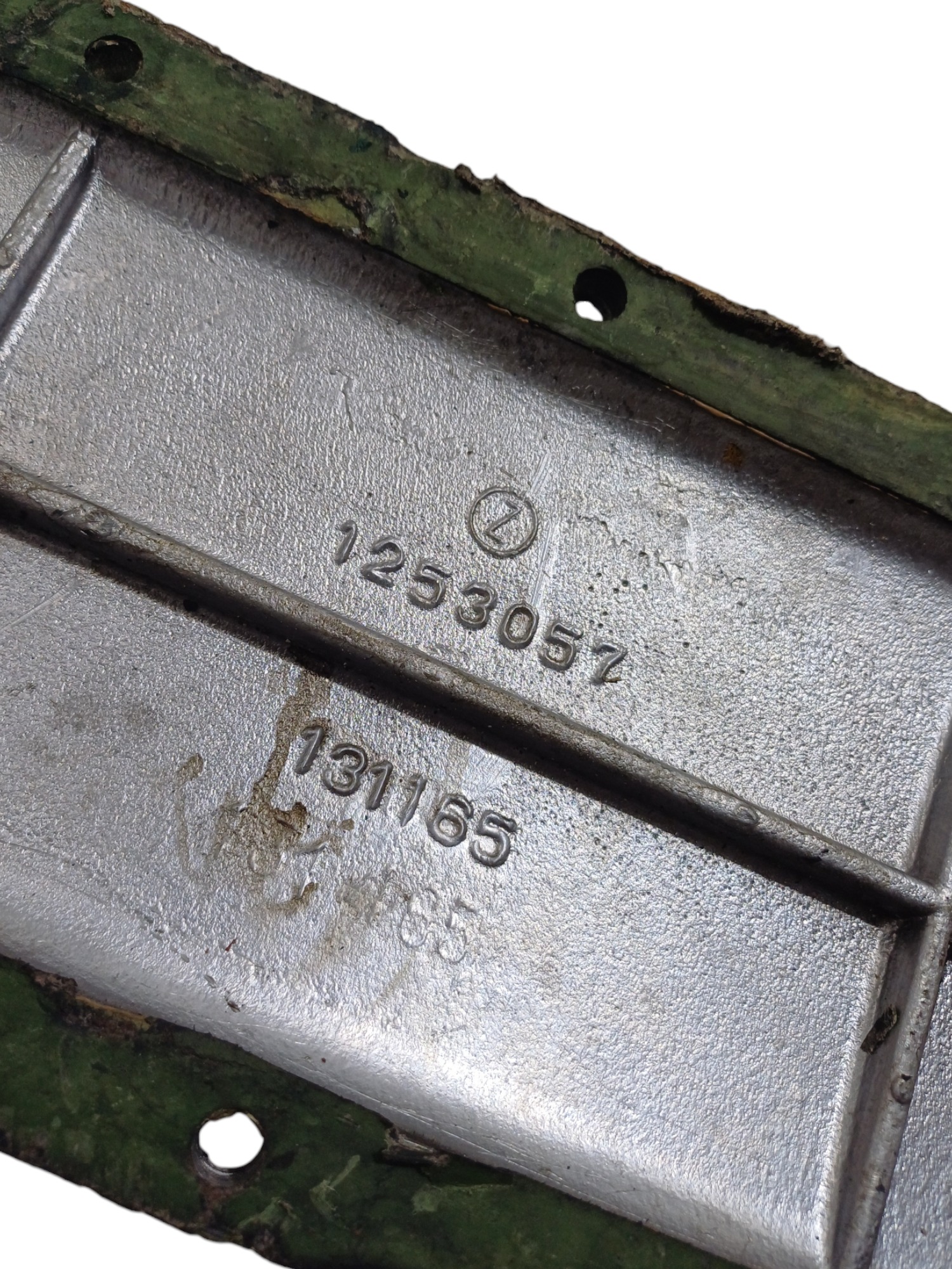 Tampa Lateral Motor Scania 1253057 4