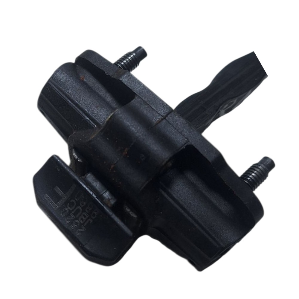 Limitador De Porta Dianteira Esquerda Chevrolet Tracker