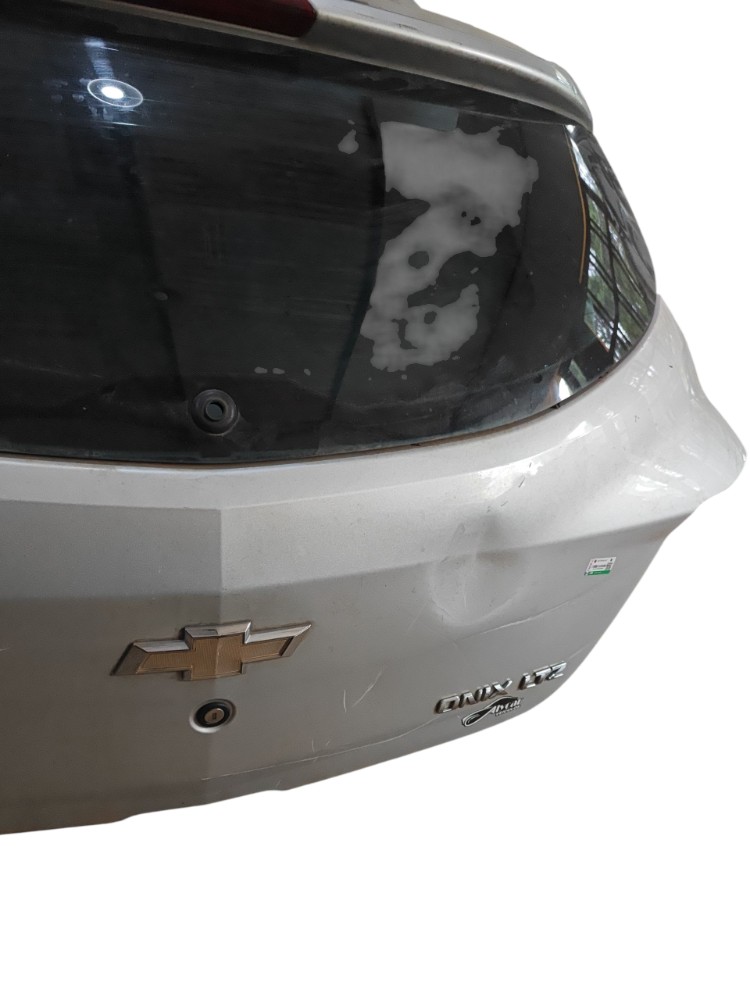 Tampa traseira chevrolet onix 2013/2019 c/ detalhe 2