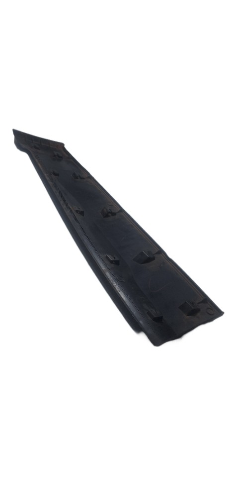 Moldura Porta Traseira Direita Chevrolete Tracker 2021 1