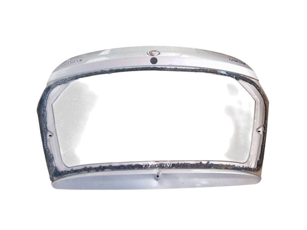 Tampa Traseira Porta Malas Fiat Palio 2005 Com Detalhe Prata 3