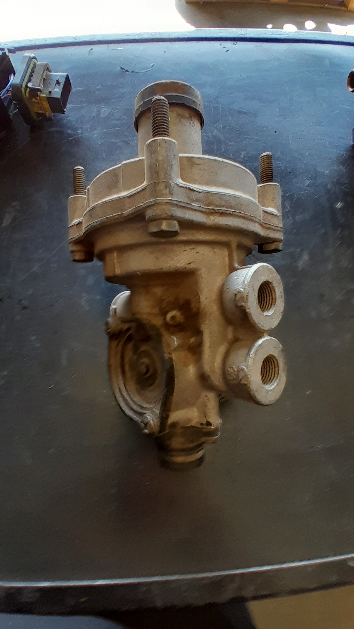 VÁLVULA REGULADORA DE FREIO IVECO   4757100250 4