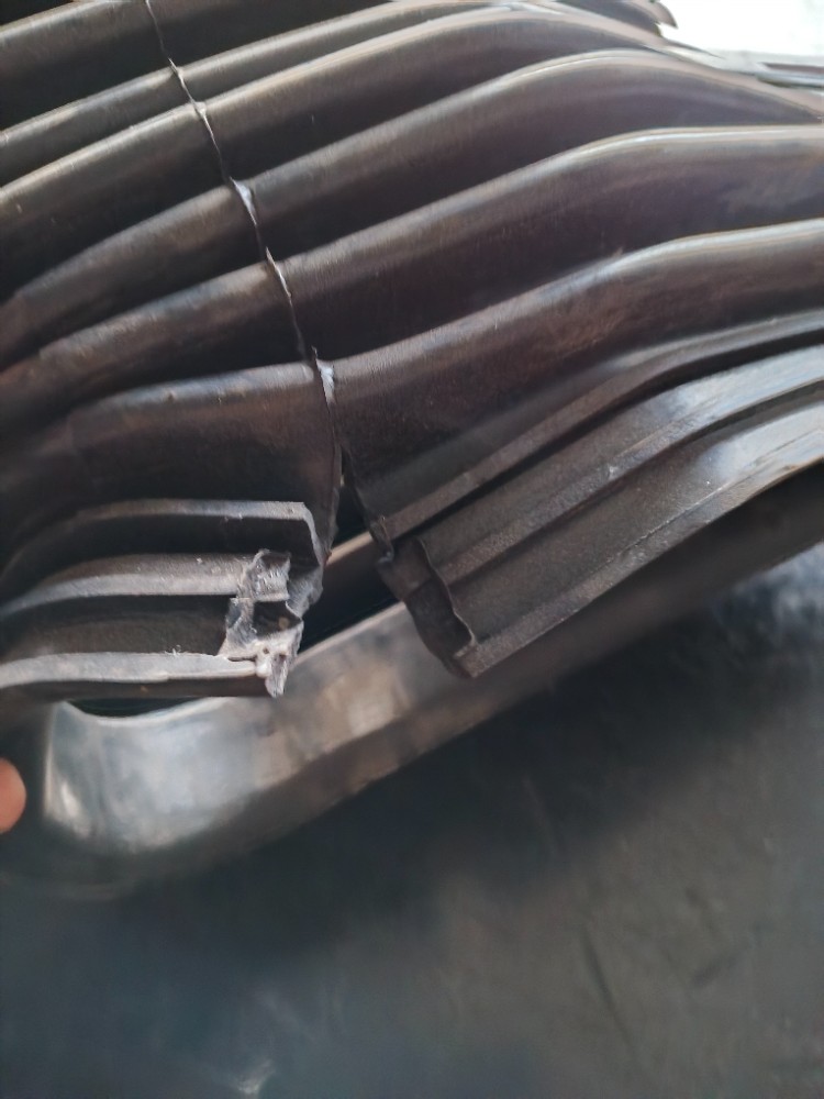 SANFONA DO DUTO DE AR SCANIA 124 S4 – 1386577 2