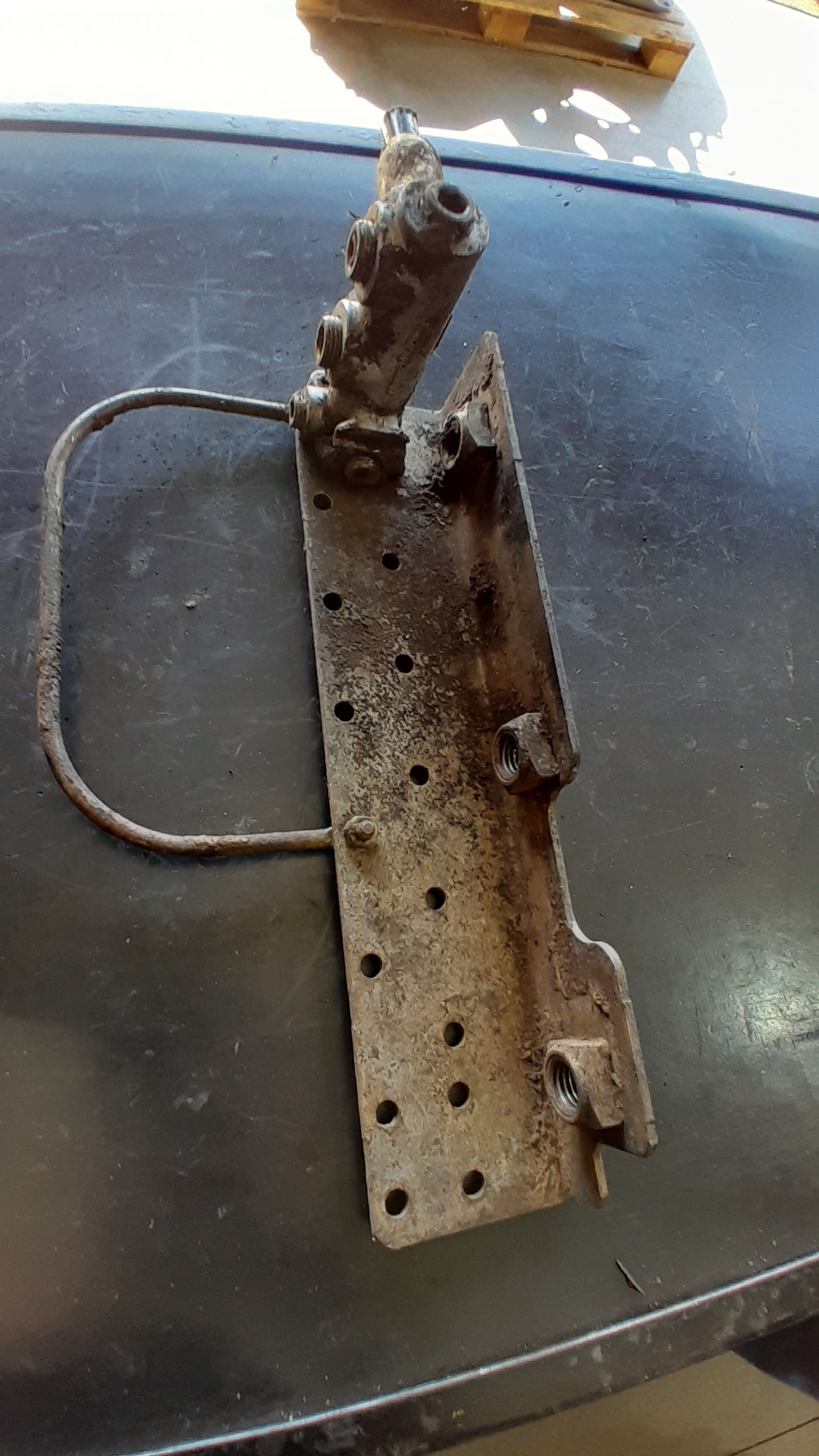 SUPORTE DE VÁLVULA SOLENOIDE C/ GARFO SCANIA  1394936 2