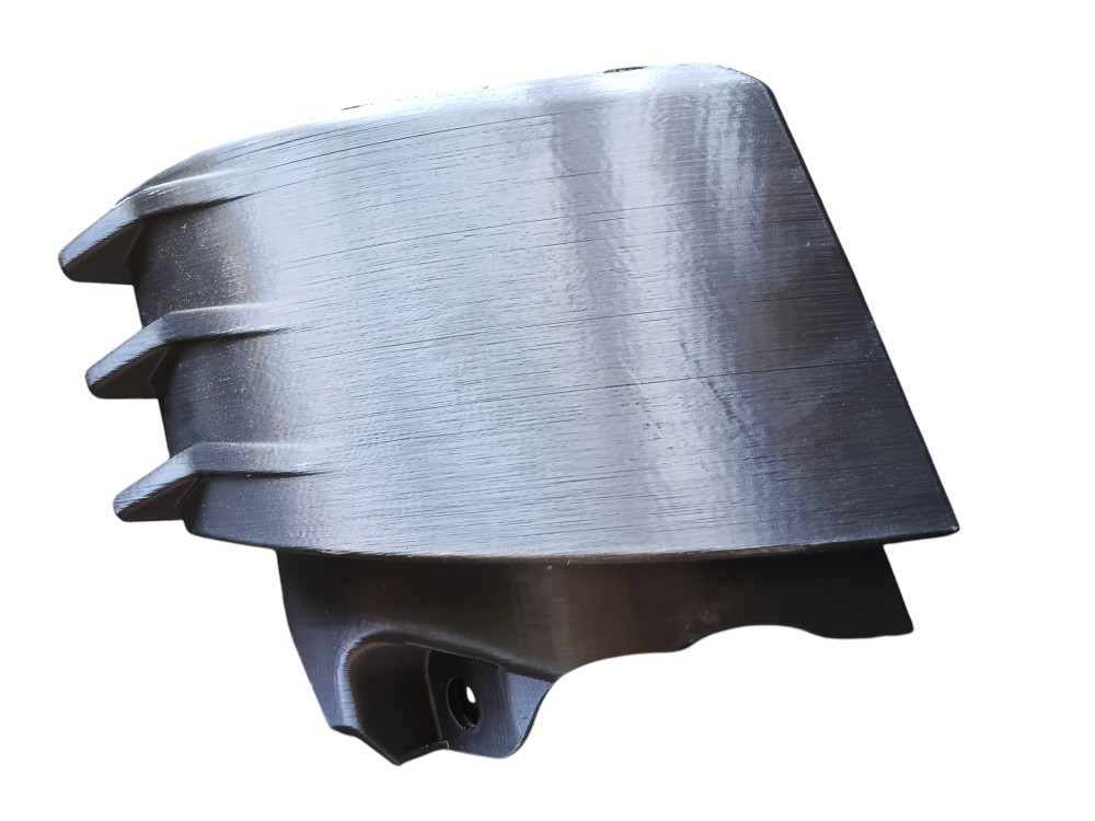 ACABAMENTO LATERAL PARABRISA LD VOLVO FH – 82835601