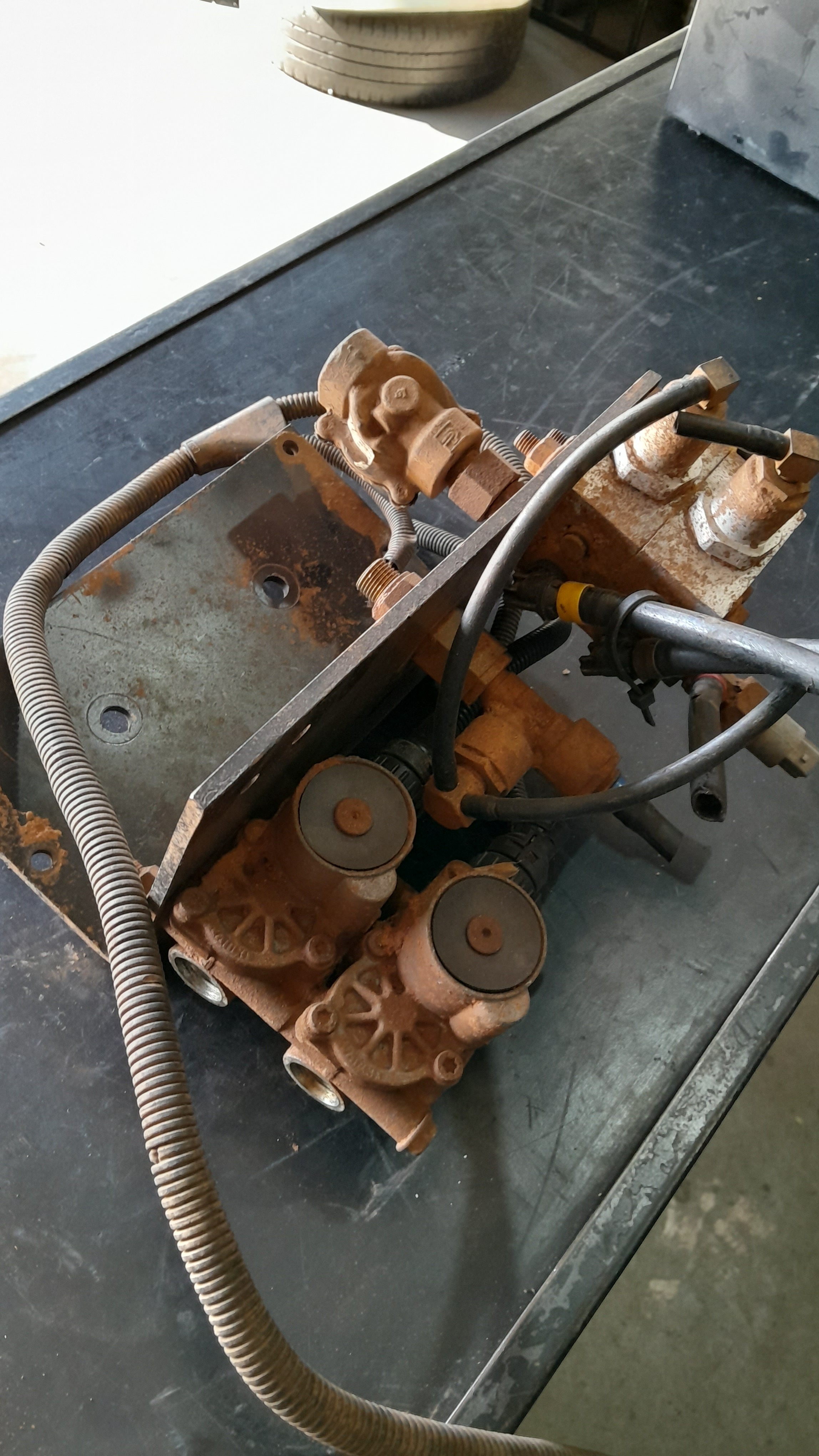 SUPORTE COMPLETO VÁLVULA ACIONAMENTO MERCEDES 2