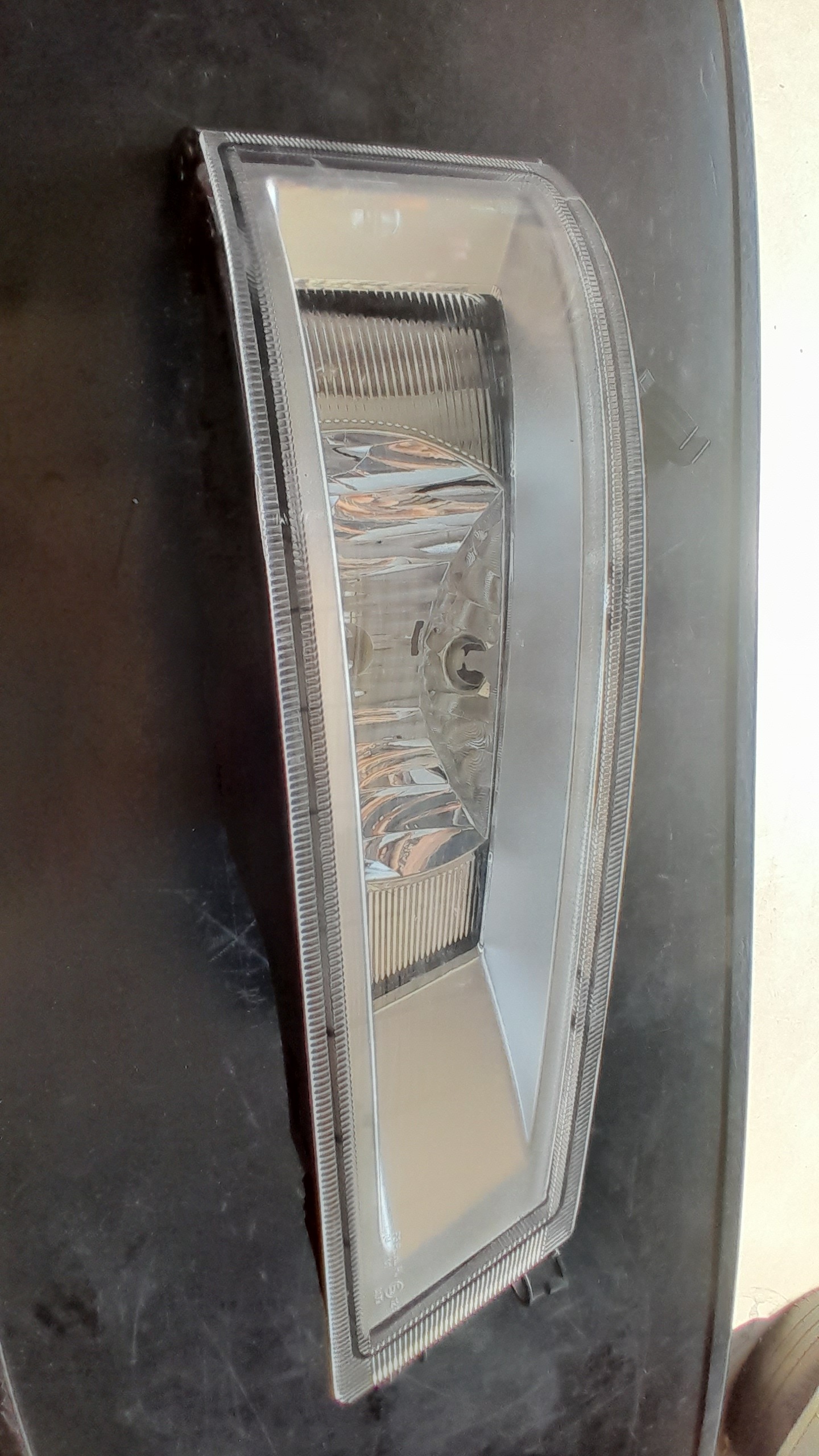 FAROL AUXILIAR LD VOLVO – 21221151 3