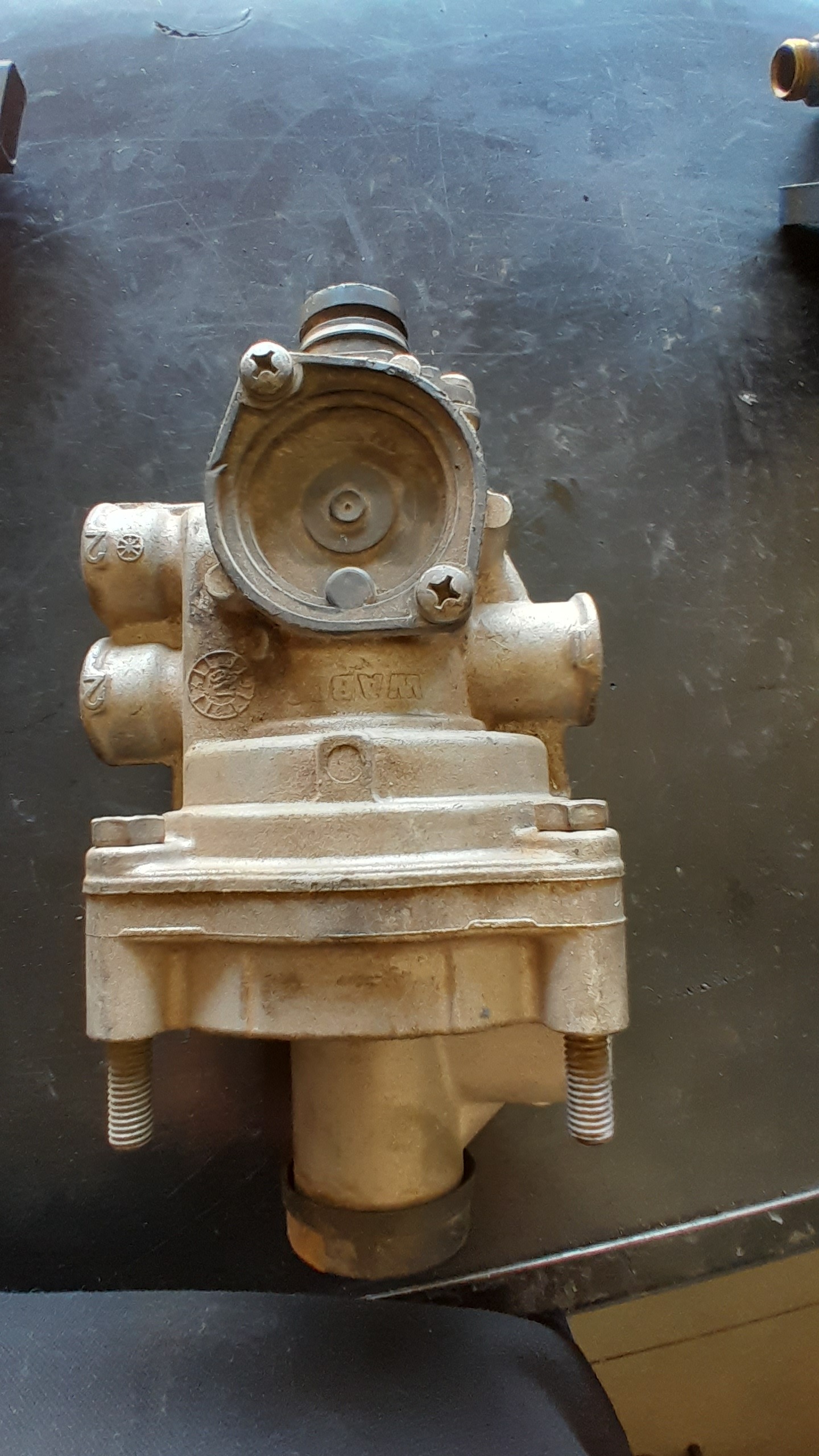VÁLVULA REGULADORA DE FREIO IVECO   4757100250 2