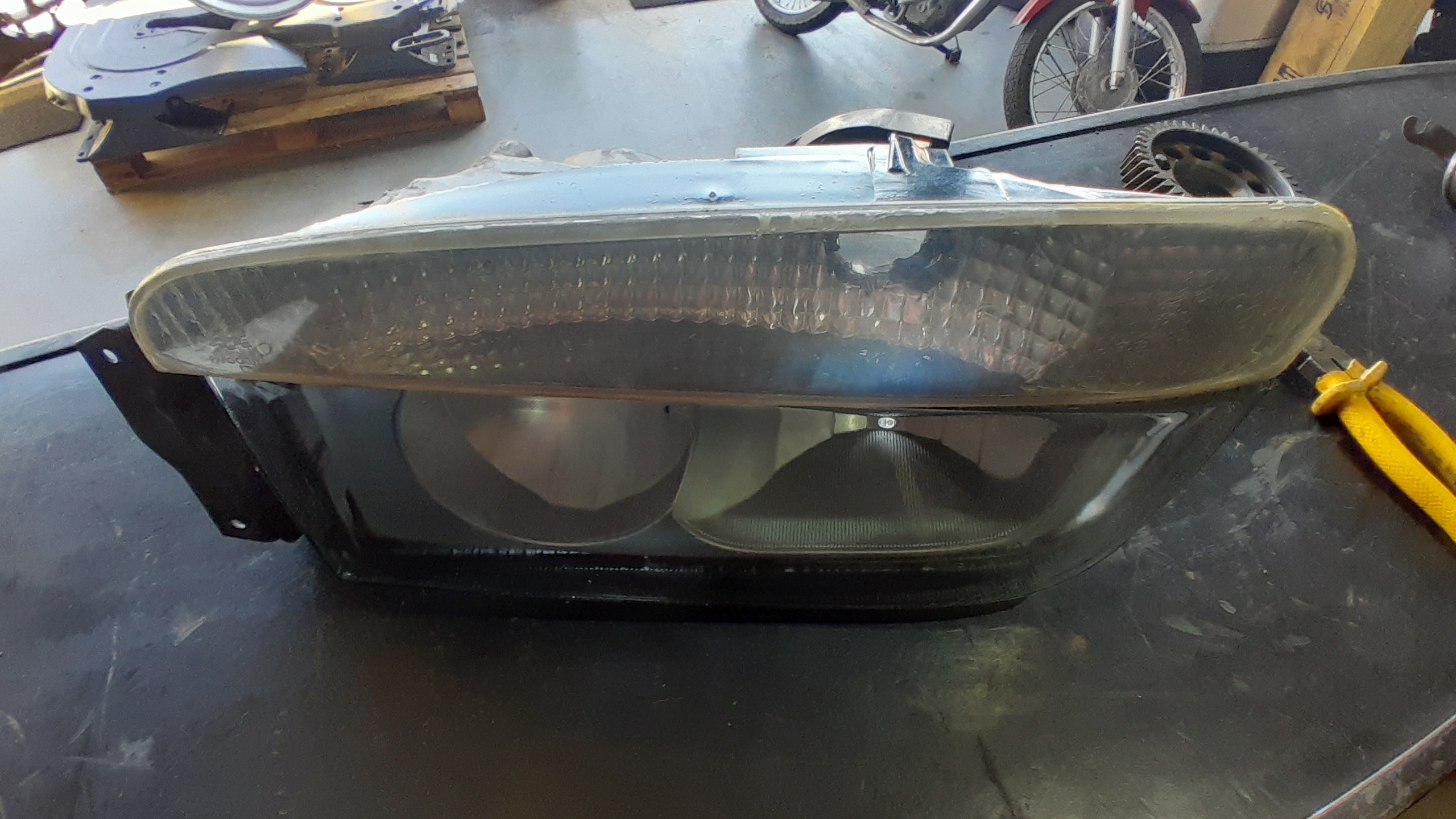 FAROL MERCEDES BENZ AXOR 1933 2