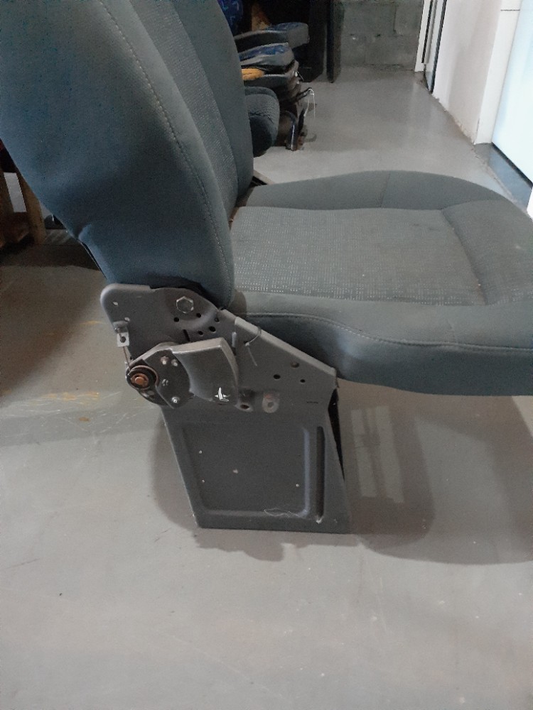 Banco Volvo Fh Lado Direito Passageiro  Cinza 2