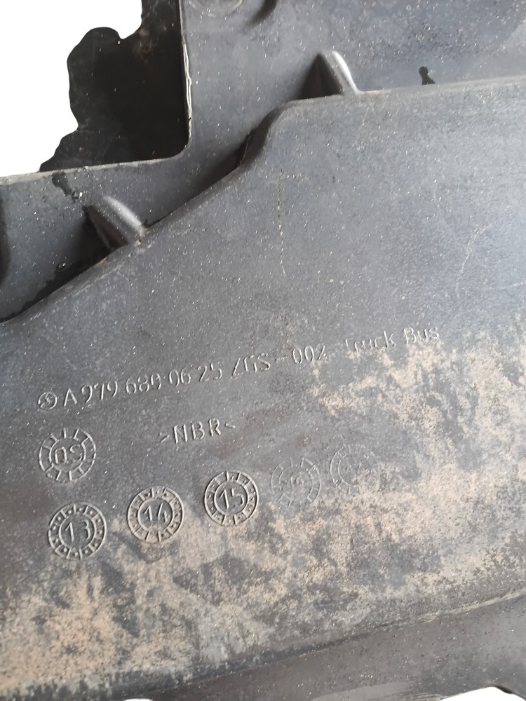 MOLDURA LATERAL MOTOR ORIGINAL MERCEDES BENZ – A9796800625 2