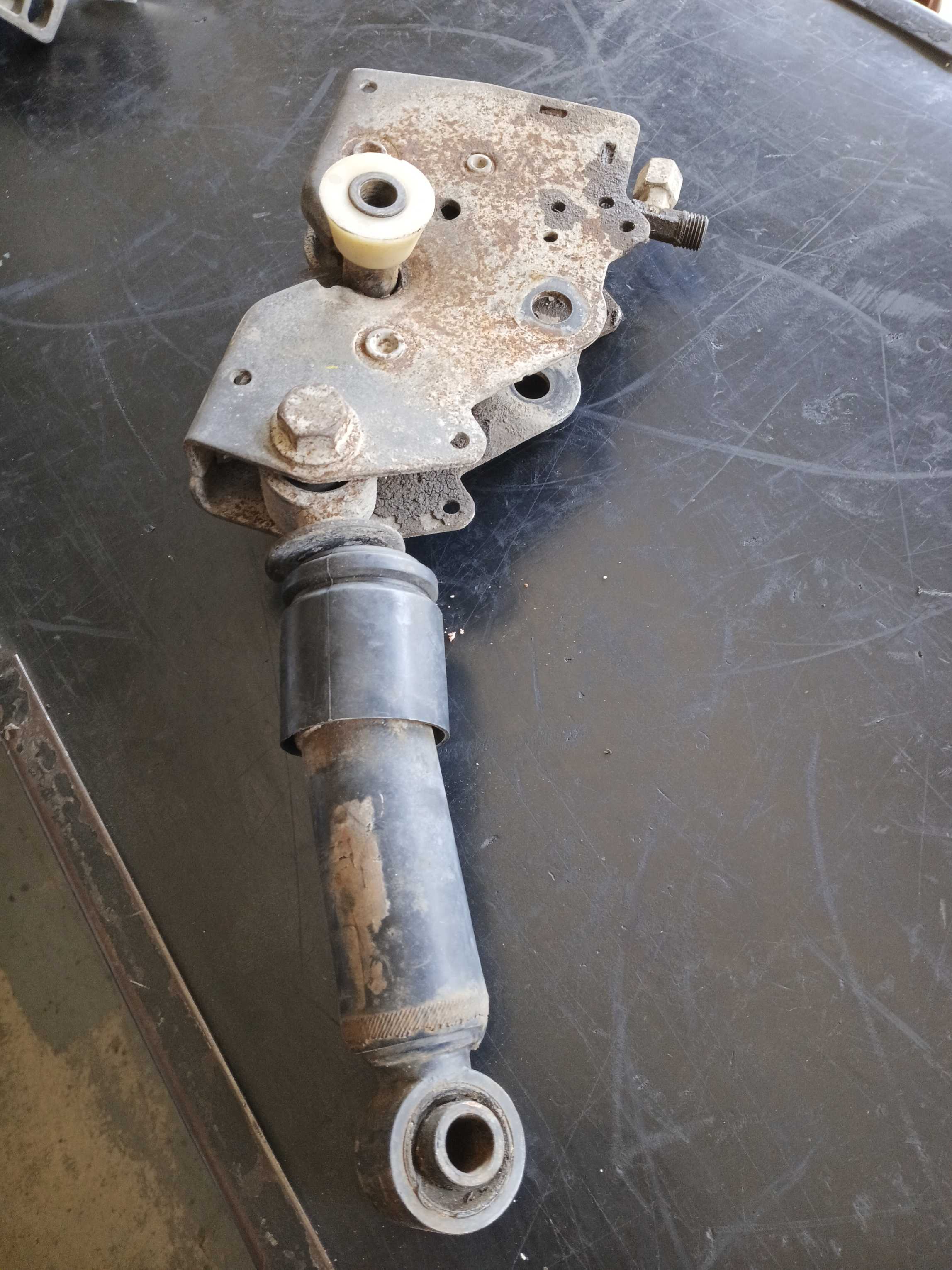 TRAVA DA CABINE C/ AMORTECEDOR ORIGINAL DAF CF – 1305803 2