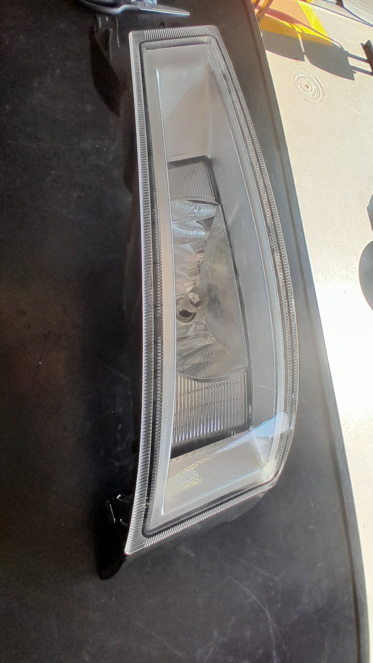 FAROL AUXILIAR LD VOLVO – 21221151 2