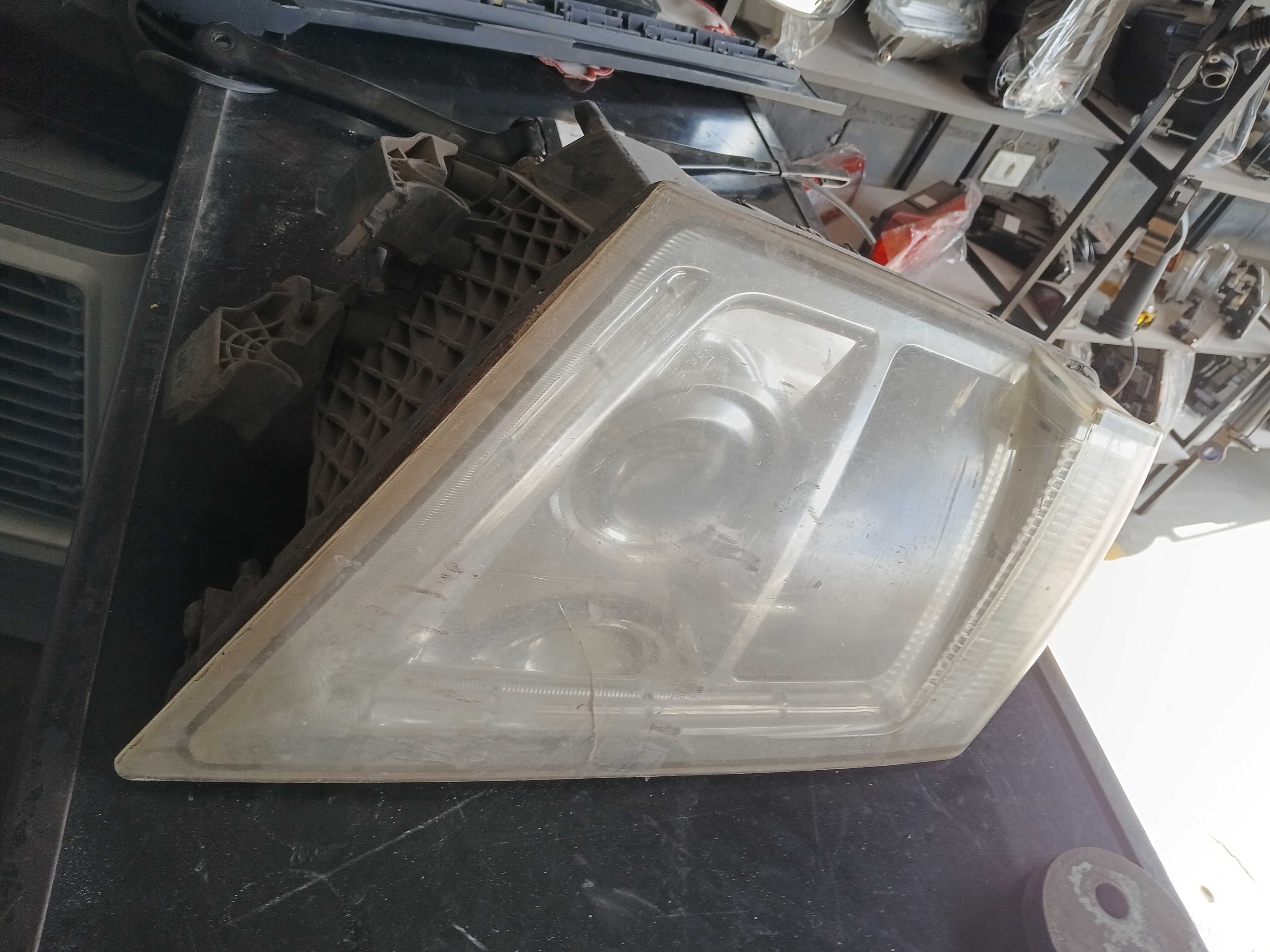 FAROL PRINCIPAL LD VOLVO FH13 – 82304585