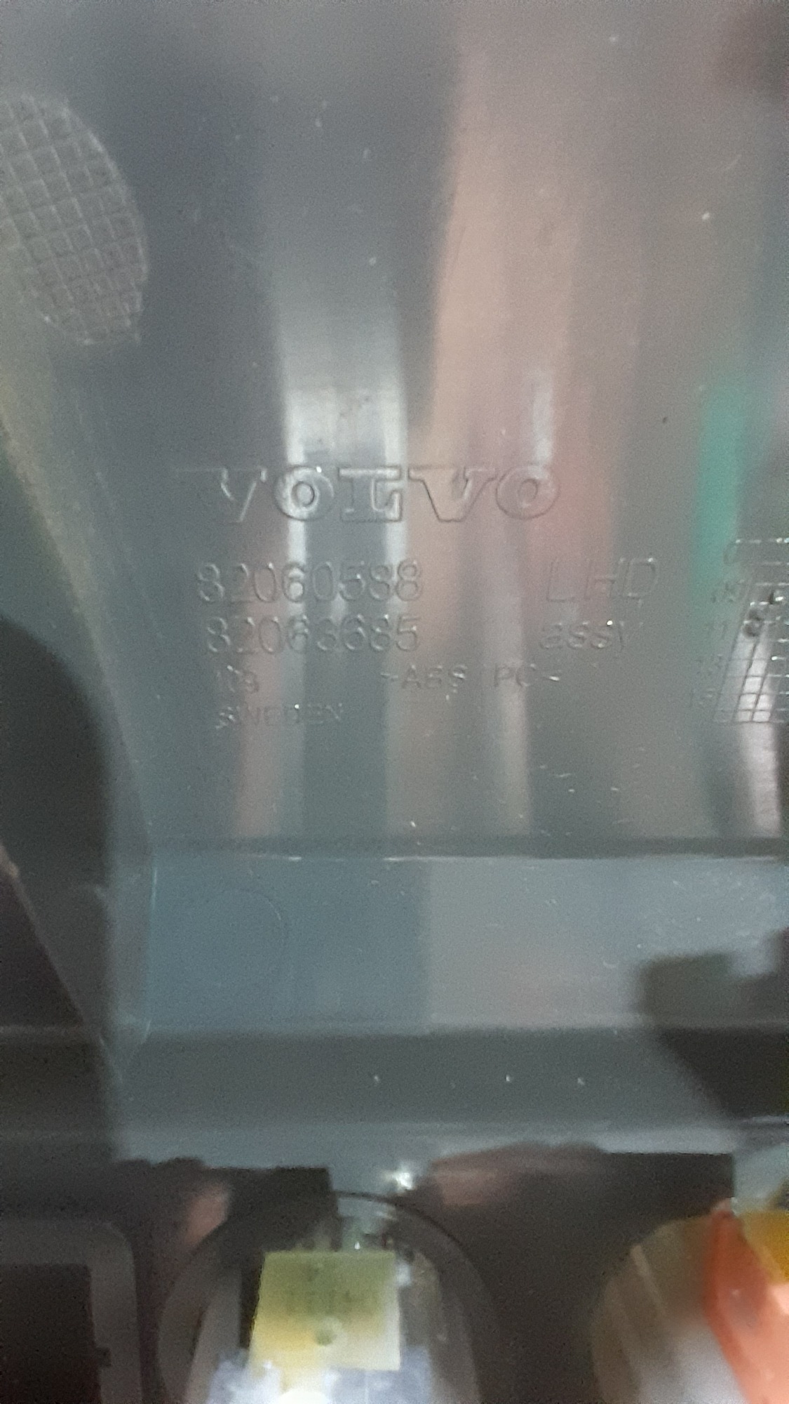 Painel Moldura Original Volvo Fh C/ Redinha – 82060588 7
