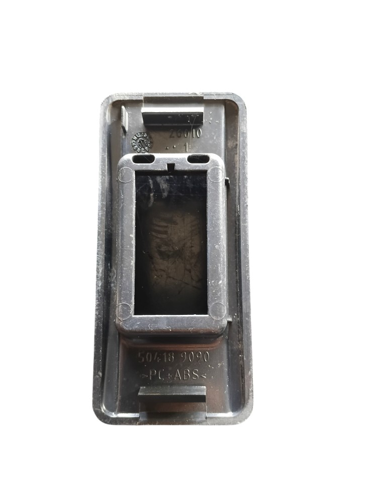 MOLDURA BOTÃO TAMPA PORTIOLA ORIGINAL IVECO – 504189090