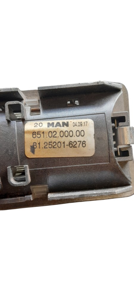 LUZ INTERNA DO TETO ORIGINAL MAN TGX – 81252016276 2