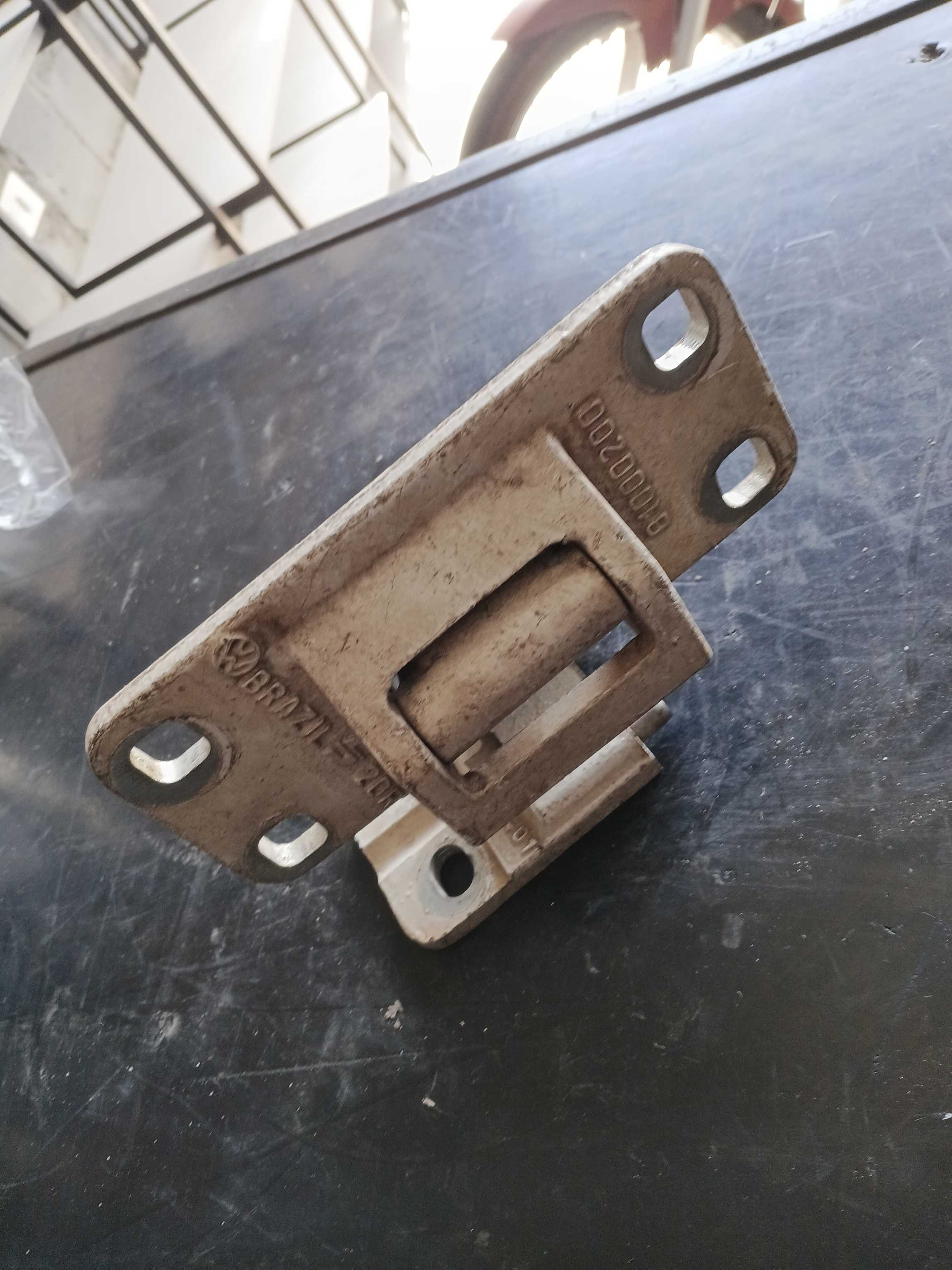DOBRADIÇA DA PORTA ORIGINAL VW CONSTELLATION – 81000200