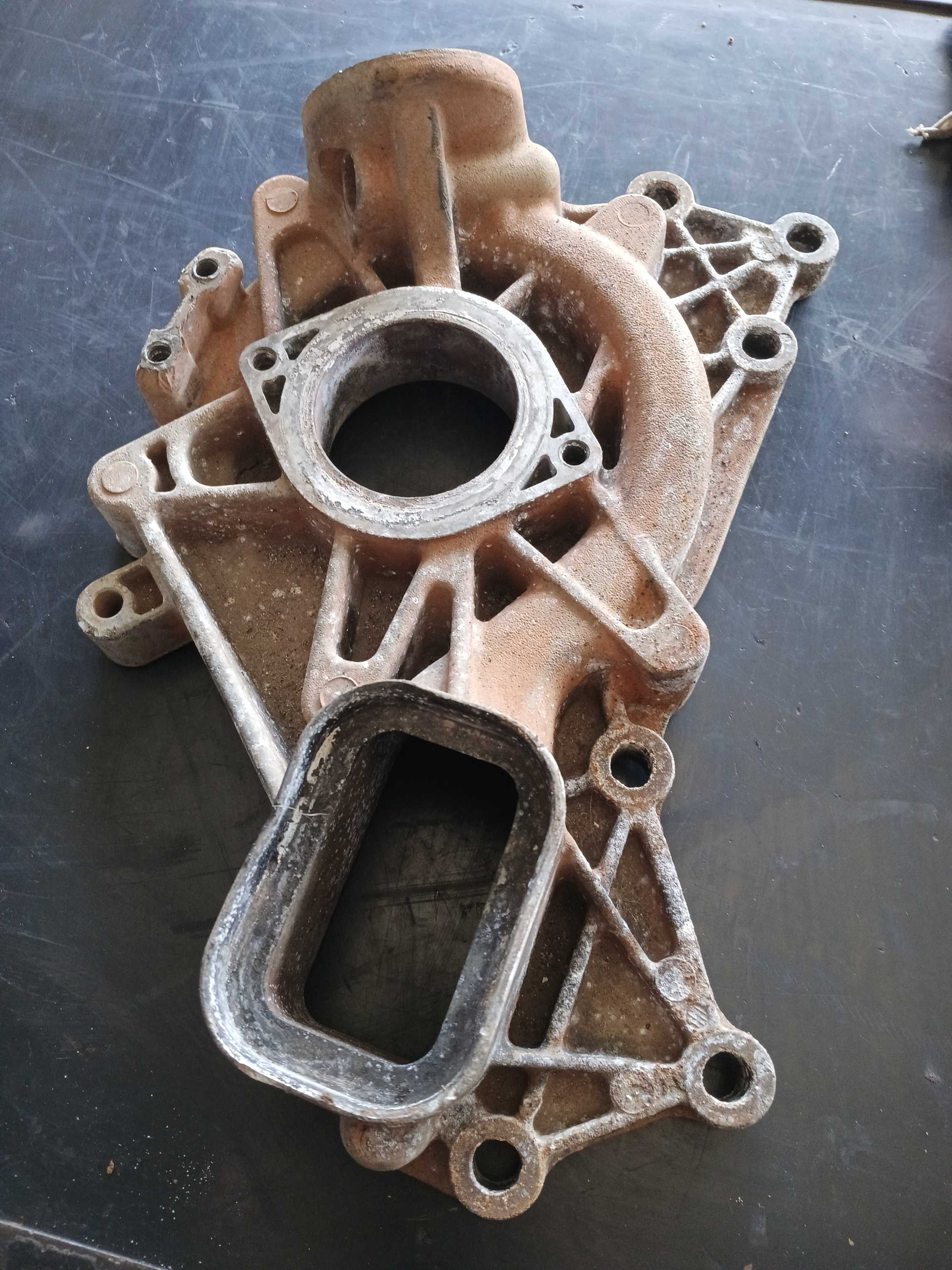 TAMPA CARCAÇA BOMBA DÁGUA ORIGINAL VOLVO FH13 – 20505543 2