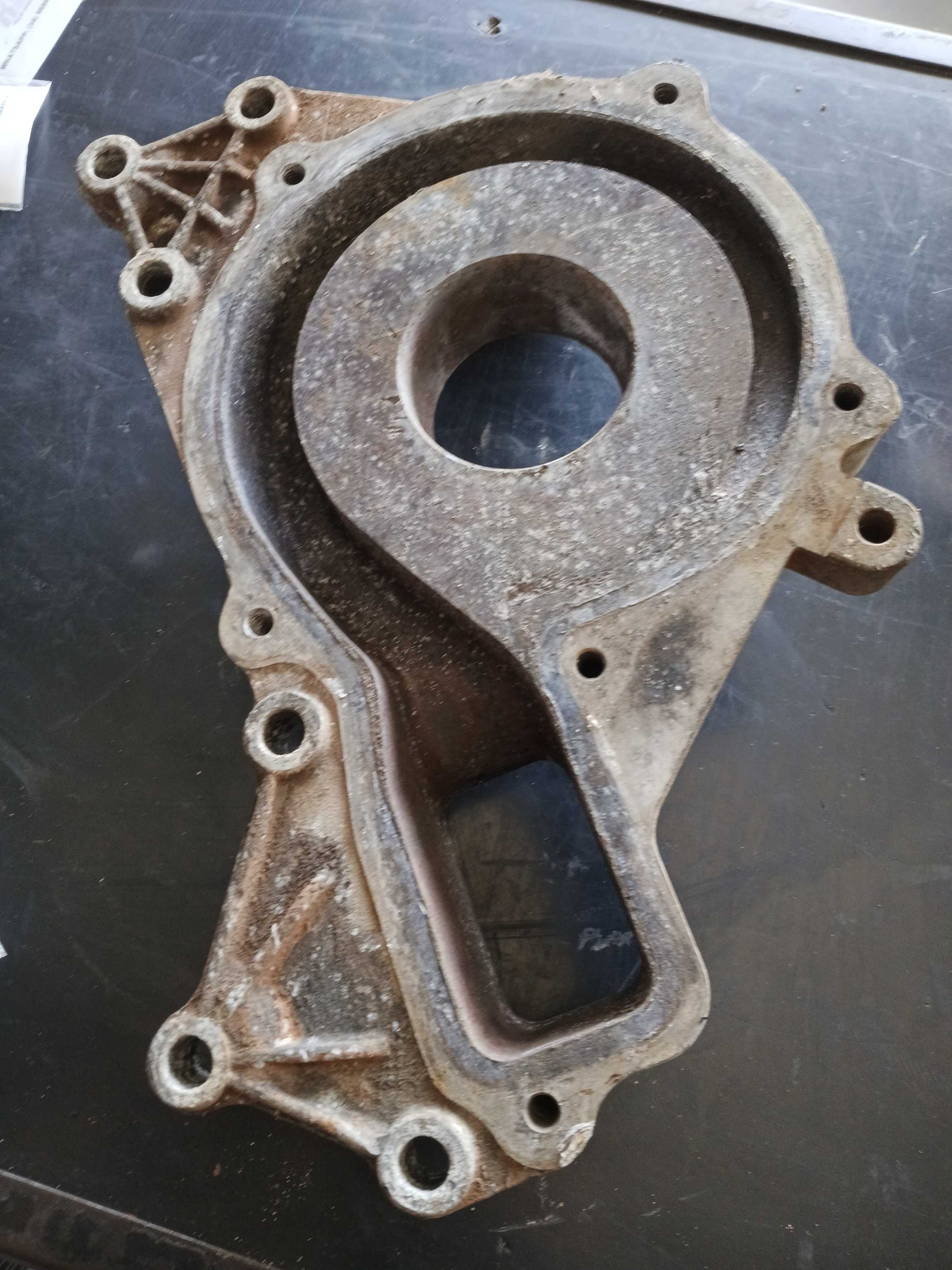 TAMPA CARCAÇA BOMBA DÁGUA ORIGINAL VOLVO FH13 – 20505543