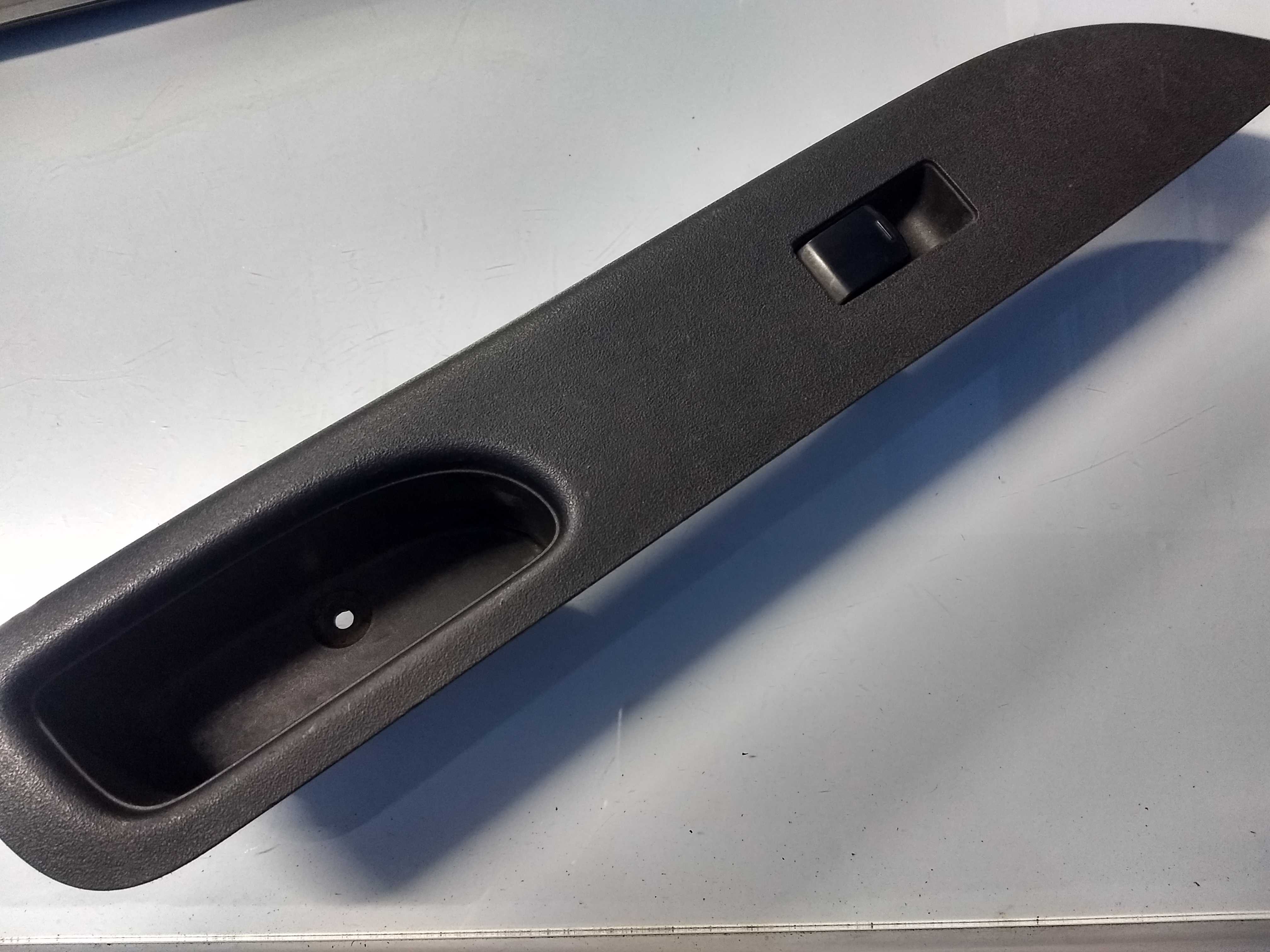 Moldura Comando Vidro Dianteira Direita Nissan March 2014