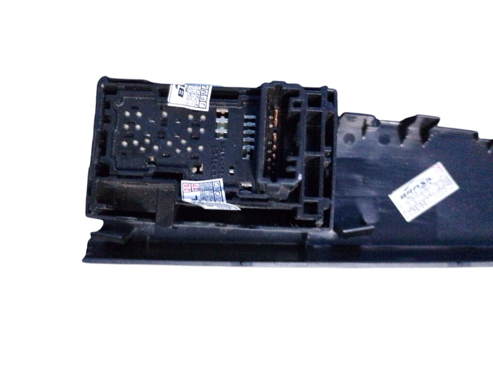 Moldura Botao Vidro Traseiro Direito Yaris Ha Xls 2020 1.5 6